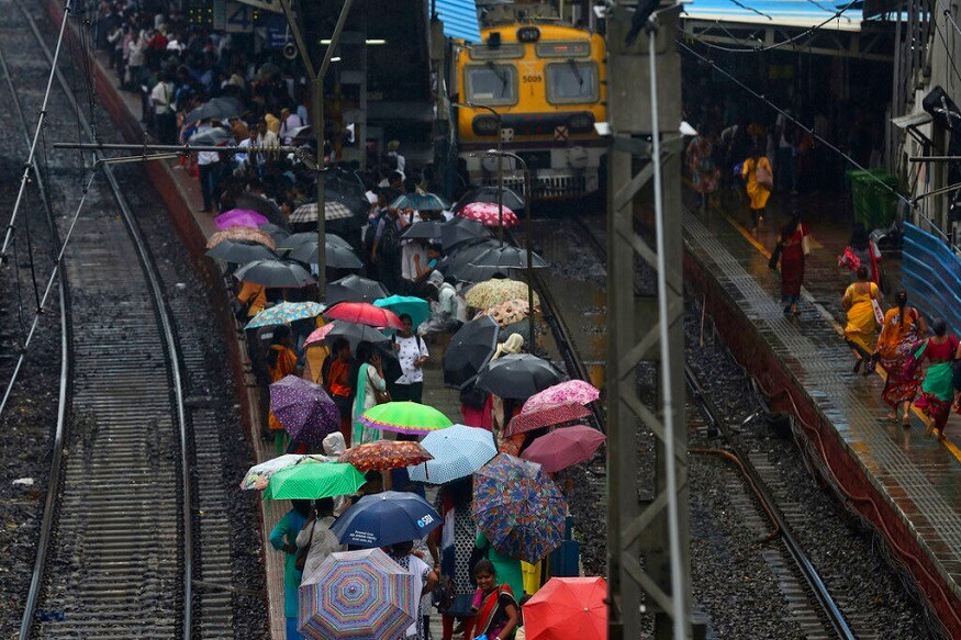 गेल्या 4 दिवसांपासून मुंबई शहर आणि परिसरात सुरु असलेल्या मुसळधार पावसामुळे जनजीवन विस्कळीत झाले आहे. मुंबईकरांची लाईफलाईन असलेल्या तिन्ही लोकल सेवा बंद पडली आहे. गेल्या 4 दिवसांपासून मुंबई शहर आणि परिसरात सुरु असलेल्या मुसळधार पावसामुळे जनजीवन विस्कळीत झाले आहे. मुंबईकरांची लाईफलाईन असलेल्या तिन्ही लोकल सेवा बंद पडली आहे.