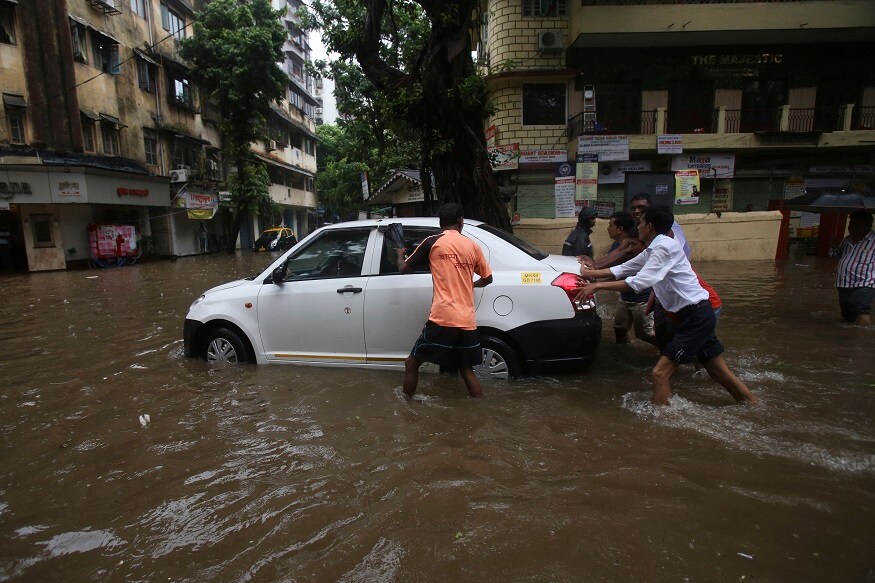 गेली 3 दिवस उशीरा धावणाऱ्या लोकल आज बंद करण्यात आल्या आहेत. मुंबई परिसरात आणखी 2 दिवस असाच पाऊस पडणार असल्याचा अंदाज हवामान खात्याने व्यक्त केला आहे. गेली 3 दिवस उशीरा धावणाऱ्या लोकल आज बंद करण्यात आल्या आहेत. मुंबई परिसरात आणखी 2 दिवस असाच पाऊस पडणार असल्याचा अंदाज हवामान खात्याने व्यक्त केला आहे.