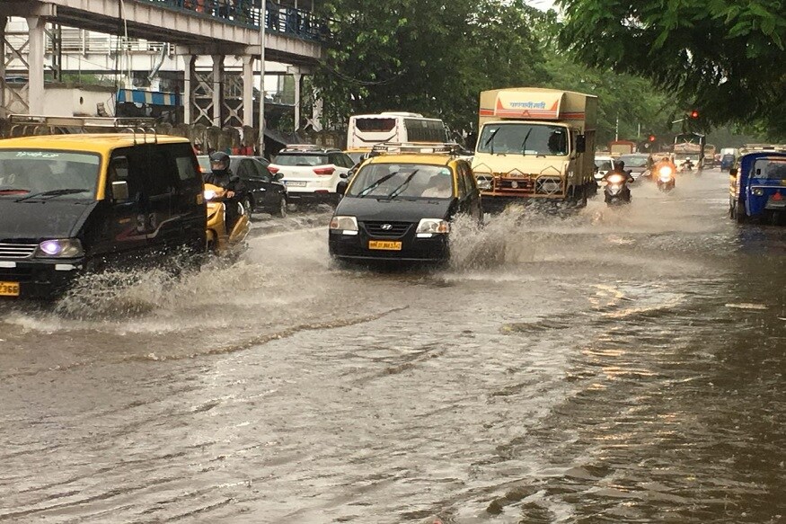 कल्याणमधील दुर्गाडी परिसरात नॅशनल उर्दू शाळेची भिंत कोसळून तिघांचा मृत्यू झाला. मृतांमध्ये दोन महिला आणि एक लहान मुलाचा समावेश आहे. या दुर्घटनेत एक महिला जखमी झाली आहे. तिच्यावर रुग्णालयात उपचार सुरु आहे. कल्याणमधील दुर्गाडी परिसरात नॅशनल उर्दू शाळेची भिंत कोसळून तिघांचा मृत्यू झाला. मृतांमध्ये दोन महिला आणि एक लहान मुलाचा समावेश आहे. या दुर्घटनेत एक महिला जखमी झाली आहे. तिच्यावर रुग्णालयात उपचार सुरु आहे.