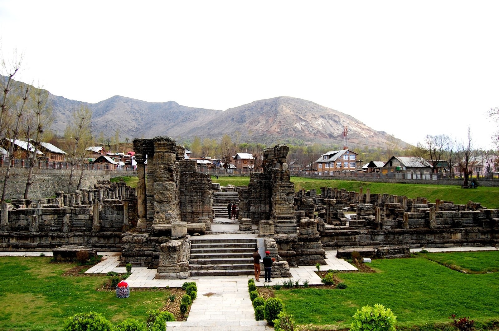 अवंतीश्वराचं मंदिर- पुलवामामध्ये तुम्ही फिरायला जात असाल तर झेलम नदीच्या काठावर असलेलं अवंतीश्वर मंदिर नक्की पाहा. हे महादेव आणि विष्णुचं मंदिर आहे. या मंदिराच्या भिंतींवर कोरलेल्या नक्षी यांमुळे पुरातत्व विभाग या मंदिराची देखभाल करतं. अवंतीश्वराचं मंदिर- पुलवामामध्ये तुम्ही फिरायला जात असाल तर झेलम नदीच्या काठावर असलेलं अवंतीश्वर मंदिर नक्की पाहा. हे महादेव आणि विष्णुचं मंदिर आहे. या मंदिराच्या भिंतींवर कोरलेल्या नक्षी यांमुळे पुरातत्व विभाग या मंदिराची देखभाल करतं.