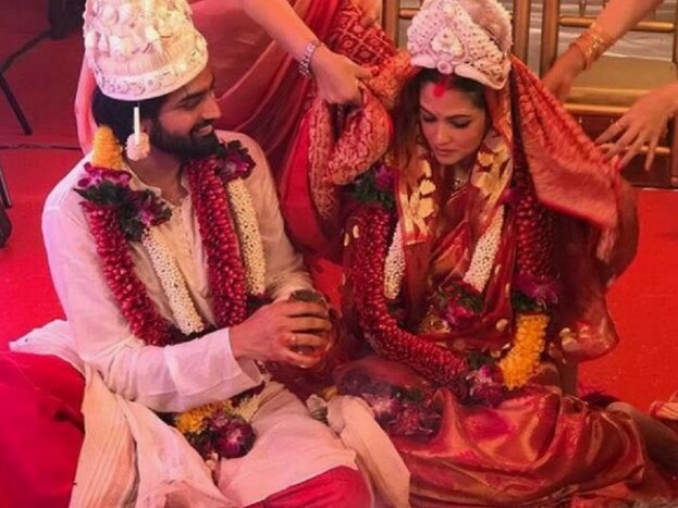 अभिनेत्री अनुष्का शर्मानं लवकर लग्न करण्याविषयी खुलासा केल्यानंतर सगळीकडे अभिनेत्रींसाठी लग्नाचं योग्य वय नक्की कोणतं यावर खूप चर्चा झाली. पण अनेक अभिनेत्रींना लग्नासाठी योग्य वयाची गरज भासली नाही. रिया सेननं वयाच्या 36 व्या वर्षी लग्न करून वयाचा भ्रम मोडीत काढला. अभिनेत्री अनुष्का शर्मानं लवकर लग्न करण्याविषयी खुलासा केल्यानंतर सगळीकडे अभिनेत्रींसाठी लग्नाचं योग्य वय नक्की कोणतं यावर खूप चर्चा झाली. पण अनेक अभिनेत्रींना लग्नासाठी योग्य वयाची गरज भासली नाही. रिया सेननं वयाच्या 36 व्या वर्षी लग्न करून वयाचा भ्रम मोडीत काढला.