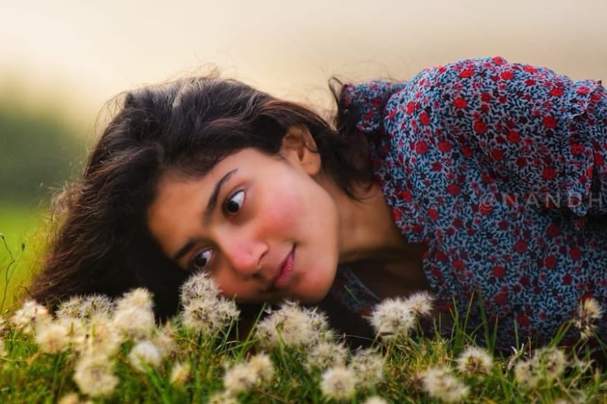 विजय लवकरच डिअर कॉमरेड या सिनेमातून प्रेक्षकांच्या भेटीला येणार आहे. विजयचा हा बहुप्रतिक्षित सिनेमा आहे. सुरुवातीला या सिनेमात सुप्रसिद्ध अभिनेत्री साई पल्लवी काम करणार होती. विजय लवकरच डिअर कॉमरेड या सिनेमातून प्रेक्षकांच्या भेटीला येणार आहे. विजयचा हा बहुप्रतिक्षित सिनेमा आहे. सुरुवातीला या सिनेमात सुप्रसिद्ध अभिनेत्री साई पल्लवी काम करणार होती.