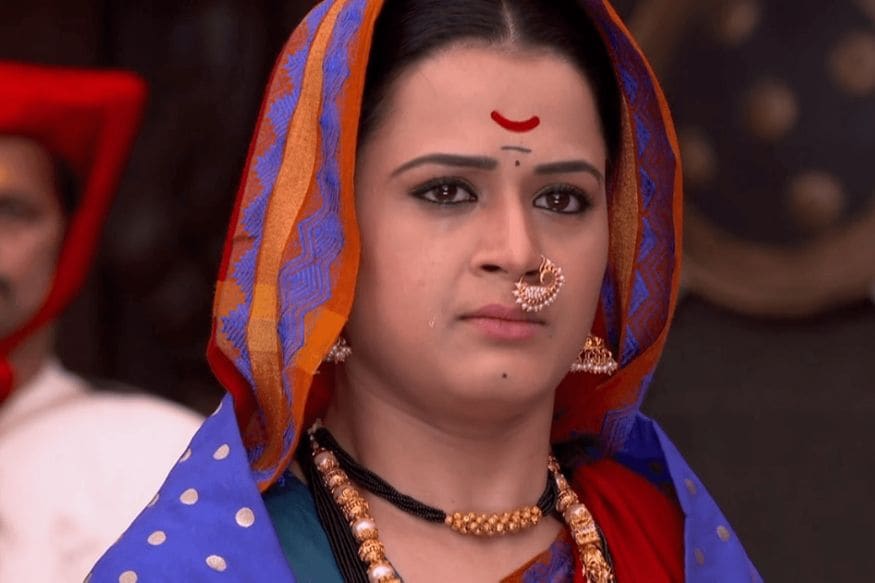 येसूबाई काकुळतीला येऊन सोयरा मातोश्रींना दरवाजा उघडा म्हणून सांगतात. पण त्या कोणाचंच ऐकत नाहीत. येसूबाई काकुळतीला येऊन सोयरा मातोश्रींना दरवाजा उघडा म्हणून सांगतात. पण त्या कोणाचंच ऐकत नाहीत.
