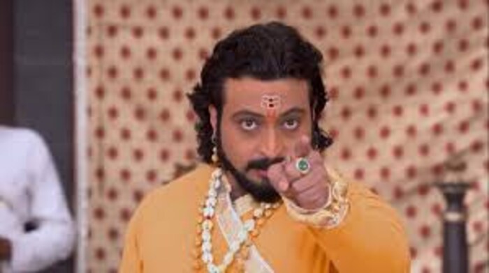 स्वराज्यरक्षक संभाजी मालिका सध्या पूर्ण नाट्यमय झालीय. संभाजी महाराजांच्या दरबारात अनाजी पंत आणि कारभारी यांचा न्यायनिवाडा सुरू असलेल्या आठवड्याच्या टीआरपीत मालिकेनं तिसरा नंबर पटकावलाय. मालिकेतले कलाकार अभिनयानं इतिहास उभे करतातच, शिवाय त्यांची वेशभूषा, दरबाराचा सेट याही गोष्टी मालिकेचा दर्जा वाढवतात.