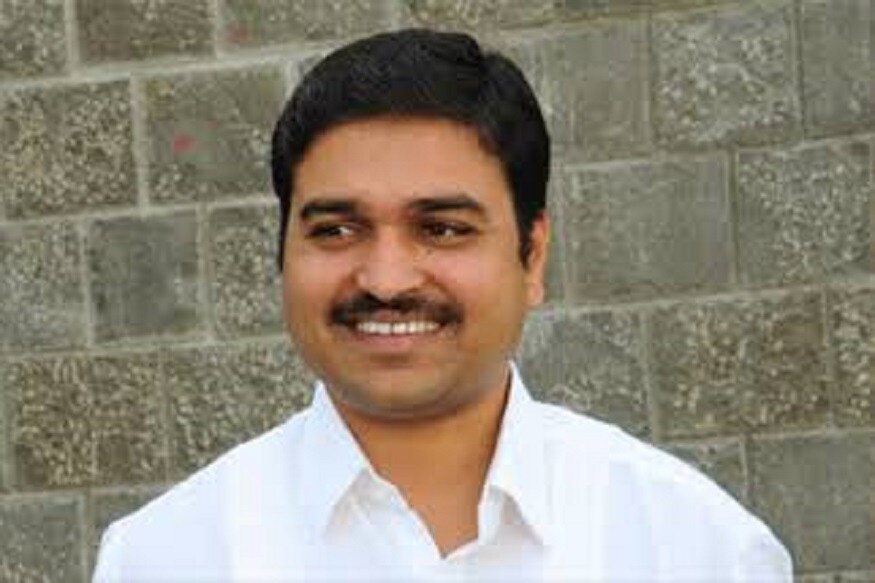 युतीच्या संपर्कातील इतर नेते- 1. रणजित शिंदे : माढ्याचे राष्ट्रवादीचे विद्यमान आमदार बबनदादा शिंदे यांचे पुत्र असून ते भाजपतून इच्छुक असल्याचं बोललं जात आहे. युतीच्या संपर्कातील इतर नेते- 1. रणजित शिंदे : माढ्याचे राष्ट्रवादीचे विद्यमान आमदार बबनदादा शिंदे यांचे पुत्र असून ते भाजपतून इच्छुक असल्याचं बोललं जात आहे.