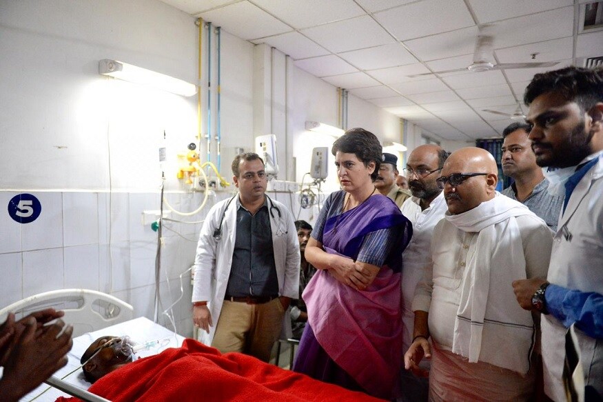 आंदोलनापूर्वी प्रियंका गांधींनी वाराणसीतील ट्रॉमा सेंटरमध्ये जाऊन सोनभद्र घटनेत जखमी झालेल्या लोकांची भेट घेतली. आंदोलनापूर्वी प्रियंका गांधींनी वाराणसीतील ट्रॉमा सेंटरमध्ये जाऊन सोनभद्र घटनेत जखमी झालेल्या लोकांची भेट घेतली.