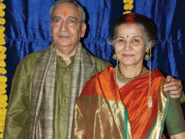 छोट्या पडद्यावरील लोकप्रिय दादी सुहासिनी मुळे यांनी वयाच्या 60 वर्षी अतुल गुर्तु यांच्याशी लग्न केलं. सुहासिनी यांचं हे पहिलंच लग्न असलं तरीही अतुल यांचं मात्र याआधी लग्न झालं होतं. कॅन्सरमुळे पत्नीचं निधन झाल्यानंतर त्यांनी 2011 मध्ये सुहासिनी यांच्याशी लग्न केलं. छोट्या पडद्यावरील लोकप्रिय दादी सुहासिनी मुळे यांनी वयाच्या 60 वर्षी अतुल गुर्तु यांच्याशी लग्न केलं. सुहासिनी यांचं हे पहिलंच लग्न असलं तरीही अतुल यांचं मात्र याआधी लग्न झालं होतं. कॅन्सरमुळे पत्नीचं निधन झाल्यानंतर त्यांनी 2011 मध्ये सुहासिनी यांच्याशी लग्न केलं.