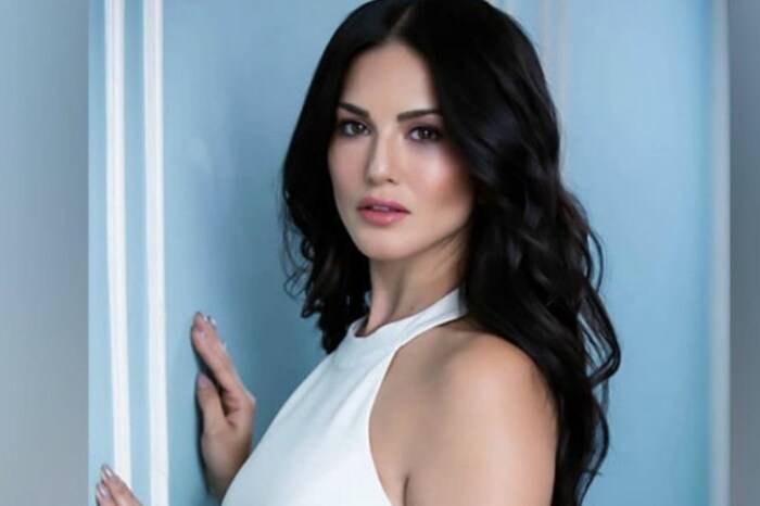 सनीची एक अशी सवय आहे ज्याच्यासाठी ती कोणाचीही पर्वा करत नाही. तिच्या या सवयीचा खुलासा जिस्म २ सिनेमाच्या सेटवर झाला होता. तिची ही विचित्र सवय जेव्हा इतरांना कळली तेव्हा काहींचा तर विश्वासच बसला नाही. कारण तिच्या याच सवयीमुळे ती नेहमी सेटवर उशीरा यायची.