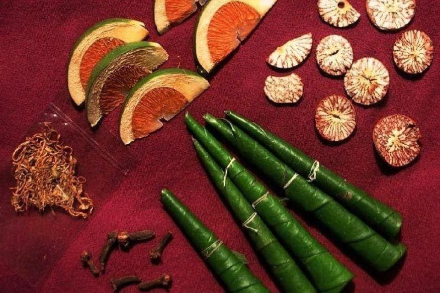 कॉम्प्युटरच्या समोर सतत टाईप करत असल्याने बोटं दुखतात. कधी सूजही येते. पानांमध्ये असलेल्या घटकांमुळे सूज कमी होण्यास मदत होते. पानाला एका पट्टीच्या साहाय्याने बोटांवर बांधावे. हळू हळू सूज कमी होण्यास मदत होईल. कॉम्प्युटरच्या समोर सतत टाईप करत असल्याने बोटं दुखतात. कधी सूजही येते. पानांमध्ये असलेल्या घटकांमुळे सूज कमी होण्यास मदत होते. पानाला एका पट्टीच्या साहाय्याने बोटांवर बांधावे. हळू हळू सूज कमी होण्यास मदत होईल.