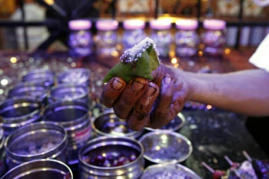 पान खाणं पोटासाठीही तितकंच फायदेशीर आहे. पचनक्रिया सुरळीत होण्यास मदत होते. यामुळे आपल्या तोंडातील लाळेमध्ये एस्कॉरबिक अॅसिड च्या योग्य प्रमाणामुळे अन्न पचायला मदत होते. बद्धकोष्ठाच्या त्रास असणाऱ्यांसाठी पान फायदेशीर आहे. पान खाणं पोटासाठीही तितकंच फायदेशीर आहे. पचनक्रिया सुरळीत होण्यास मदत होते. यामुळे आपल्या तोंडातील लाळेमध्ये एस्कॉरबिक अॅसिड च्या योग्य प्रमाणामुळे अन्न पचायला मदत होते. बद्धकोष्ठाच्या त्रास असणाऱ्यांसाठी पान फायदेशीर आहे.