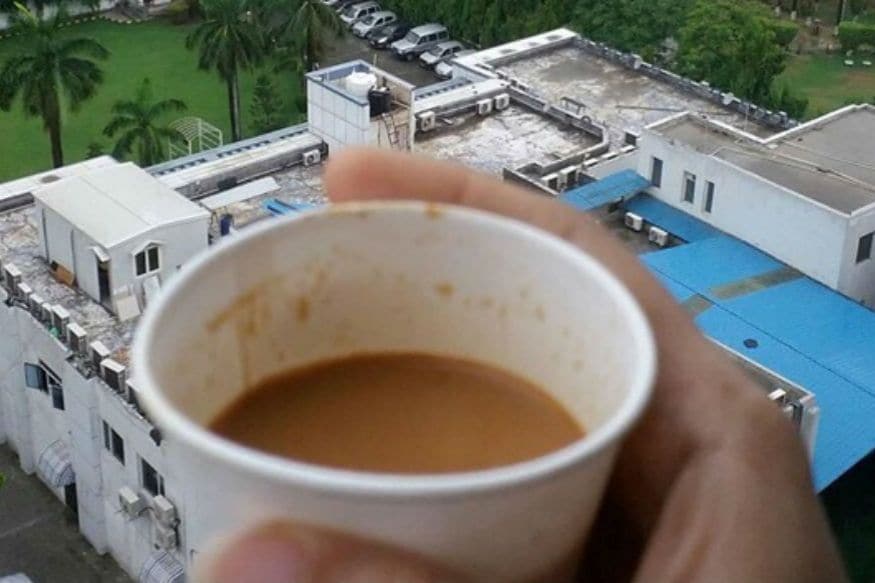 चहा सगळ्यांनाच आवडतो. मात्र, चहा मुतखडा होण्यासाठी एक मुख्य कारण होऊ शकतं. जर तुम्हाला मुतखड्याचा त्रास असेल तर, चहा पिणं तुमच्यासाठी धोकादायक आहे. त्याचं कारण असं की, चहा प्यायल्याने खड्याचा आकार अधिक वाढायला लागते. त्यामुळे चहा पिणं वेळीच थांबवा. चहा सगळ्यांनाच आवडतो. मात्र, चहा मुतखडा होण्यासाठी एक मुख्य कारण होऊ शकतं. जर तुम्हाला मुतखड्याचा त्रास असेल तर, चहा पिणं तुमच्यासाठी धोकादायक आहे. त्याचं कारण असं की, चहा प्यायल्याने खड्याचा आकार अधिक वाढायला लागते. त्यामुळे चहा पिणं वेळीच थांबवा.