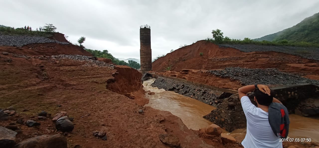 आलोरे शिरगाव पोलीस ठाण्याच्या हद्दीत ही घटना घडली आहे. घटनास्थळी NDRF आणि जिल्हा प्रशासनाचे पथक दाखल झाले आहे. आलोरे शिरगाव पोलीस ठाण्याच्या हद्दीत ही घटना घडली आहे. घटनास्थळी NDRF आणि जिल्हा प्रशासनाचे पथक दाखल झाले आहे.