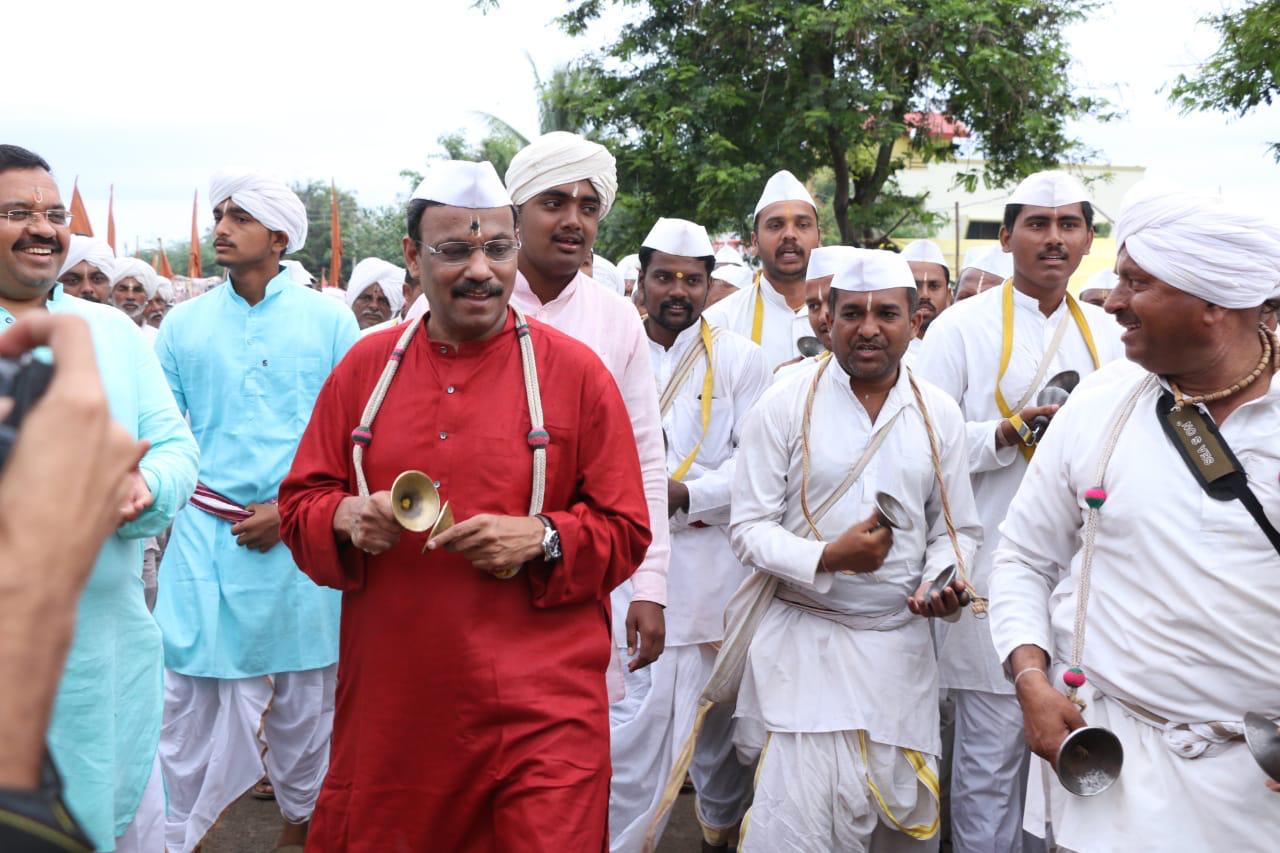 पंढरपूरच्या या आषाढी वारीला राज्य सरकारच्या वतीने सर्व सोयीसुविधा देण्यात आल्या आहेत असंही तावडे यांनी सांगितलं. पंढरपूरच्या या आषाढी वारीला राज्य सरकारच्या वतीने सर्व सोयीसुविधा देण्यात आल्या आहेत असंही तावडे यांनी सांगितलं.