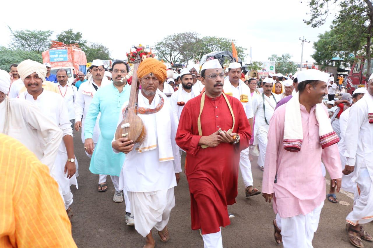 नातेपुते येथे श्री. संत ज्ञानेश्वर माऊलींच्या पालखी सोहळ्यामध्ये सहभागी तावडे सहभागी झाले. नातेपुते ते मांडवे या पालखीच्या मार्गामध्ये वारकऱ्यांबरोबर पायी चालत व वारकऱ्यांशी संवाद साधत त्यांनी हा मार्ग पूर्ण केला. नातेपुते येथे श्री. संत ज्ञानेश्वर माऊलींच्या पालखी सोहळ्यामध्ये सहभागी तावडे सहभागी झाले. नातेपुते ते मांडवे या पालखीच्या मार्गामध्ये वारकऱ्यांबरोबर पायी चालत व वारकऱ्यांशी संवाद साधत त्यांनी हा मार्ग पूर्ण केला.