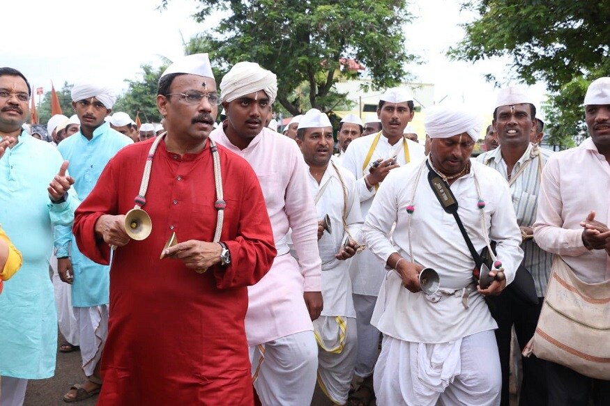 यावेळी तावडे यांनी वारकऱ्यांबरोबर टाळ आणि मृदुंगाचा ताल धरला आणि मुखाने जय हरी विठ्ठलाचा जप केला. वारी म्हणजे परमेश्वराच्या चरणी नतमस्तक होण्याचा मार्ग आहे. वारीच्या माध्यमातून समाजाला समाजामध्ये जाऊन पाहणे व त्या समाजाकडून सकारात्मक गोष्टी शिकणे तसेच वारकऱ्यांची सेवा म्हणजे पांडुरंगाची सेवा असा संदेश देणारी ही वारी असते असं त्यांनी सांगितलं. यावेळी तावडे यांनी वारकऱ्यांबरोबर टाळ आणि मृदुंगाचा ताल धरला आणि मुखाने जय हरी विठ्ठलाचा जप केला. वारी म्हणजे परमेश्वराच्या चरणी नतमस्तक होण्याचा मार्ग आहे. वारीच्या माध्यमातून समाजाला समाजामध्ये जाऊन पाहणे व त्या समाजाकडून सकारात्मक गोष्टी शिकणे तसेच वारकऱ्यांची सेवा म्हणजे पांडुरंगाची सेवा असा संदेश देणारी ही वारी असते असं त्यांनी सांगितलं.