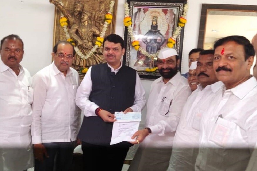 2. भारत भालके : काँग्रेसचे पंढरपूर विधानसभा मतदारसंघाचे विद्यमान आमदार आहेत. मात्र आगामी विधानसभेला भाजपच्या मार्फत शिवसेनेत जाण्याची शक्यता आहे. 2004 साली शिवसेनेच्या तिकिटावर विधानसभा निवडणूक लढवली होती. 2. भारत भालके : काँग्रेसचे पंढरपूर विधानसभा मतदारसंघाचे विद्यमान आमदार आहेत. मात्र आगामी विधानसभेला भाजपच्या मार्फत शिवसेनेत जाण्याची शक्यता आहे. 2004 साली शिवसेनेच्या तिकिटावर विधानसभा निवडणूक लढवली होती.