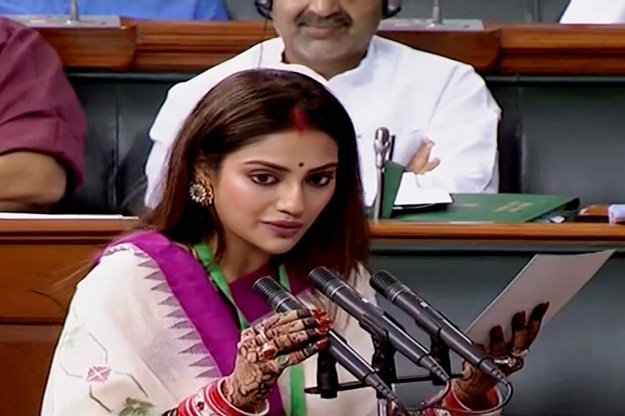 जून 25 ला नवनिर्वाचित खासदार म्हणून संसदेत दाखल झाल्यावर नुसरत जहाँ यांनी शपथ घेतल्यानंतर वंदे मातरम् असंही म्हटलं. जून 25 ला नवनिर्वाचित खासदार म्हणून संसदेत दाखल झाल्यावर नुसरत जहाँ यांनी शपथ घेतल्यानंतर वंदे मातरम् असंही म्हटलं.