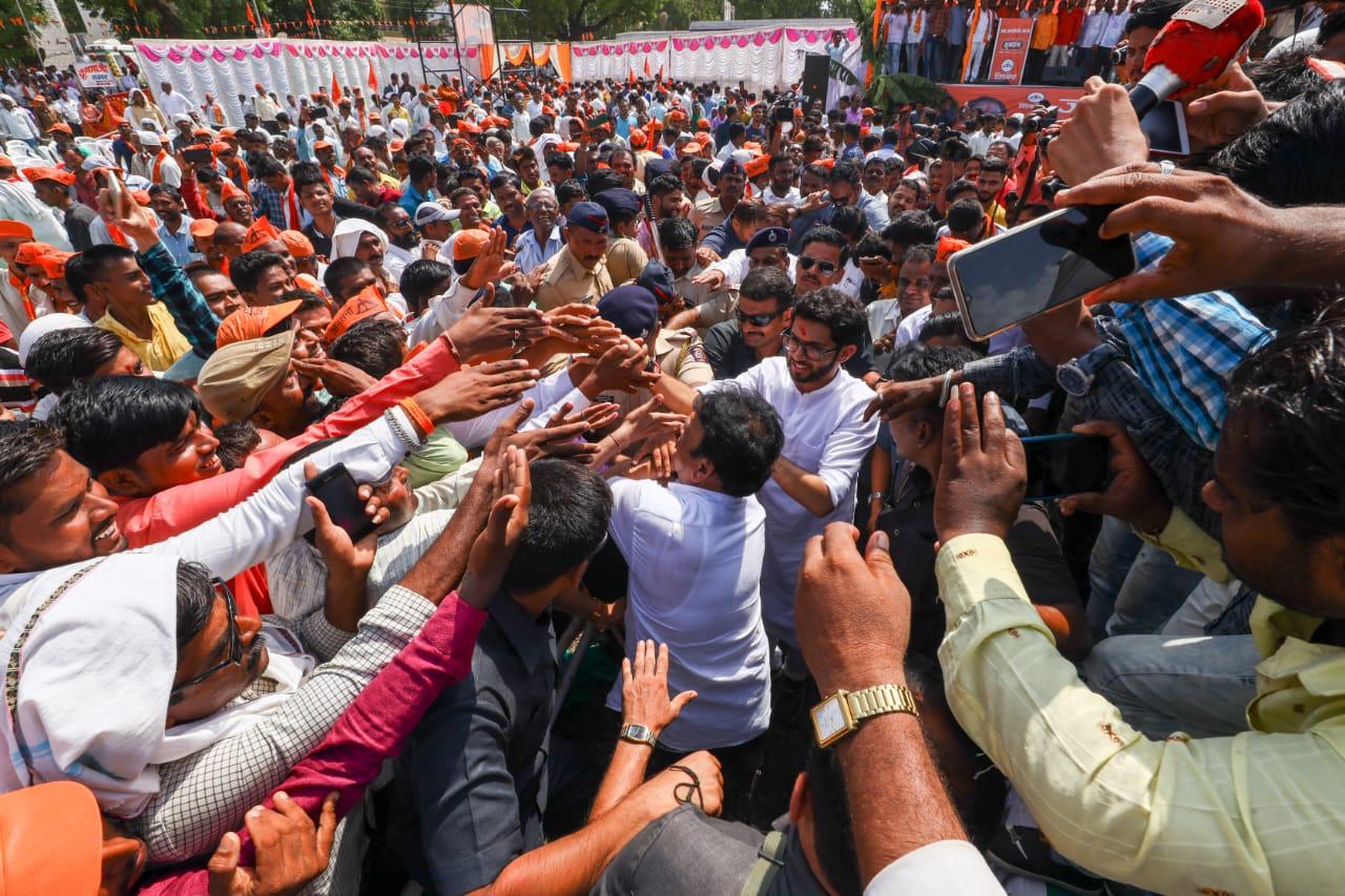 चार हजार किलोमीटरचा प्रवास करून ही यात्रा सर्व महाराष्ट्रात जाणार आहे. या यात्रेत ते विविध गटांशी संवाद ही साधणार असून त्याला आदित्य संवाद असं नाव देण्यात आलंय. चार हजार किलोमीटरचा प्रवास करून ही यात्रा सर्व महाराष्ट्रात जाणार आहे. या यात्रेत ते विविध गटांशी संवाद ही साधणार असून त्याला आदित्य संवाद असं नाव देण्यात आलंय.