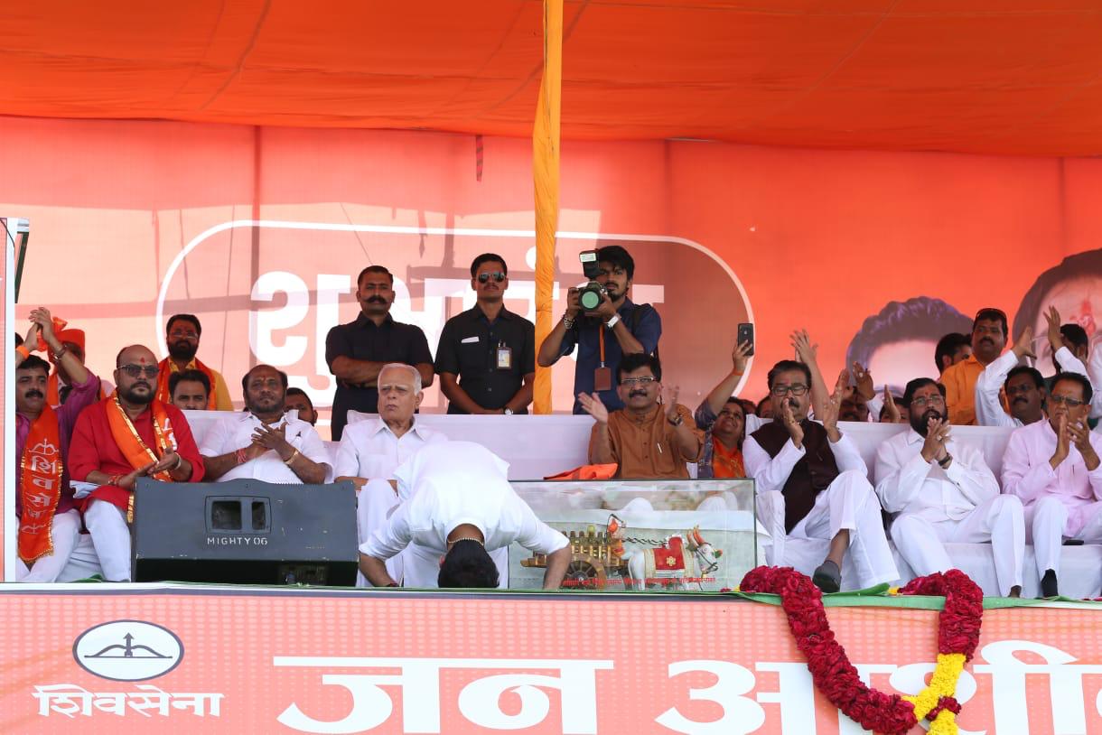 आदित्य ठाकरे यांनी भाषणाच्या आधी सर्व जनतेला सांष्टांग दंडवत घातला. ते म्हणाले, जनता हीच माझ्यासाठी देव आहे. म्हणूनच मी तुमचे आशीर्वाद घेण्यासाठी आलोय. मी तुम्हाला नमस्कार करून तुमचे आशीर्वाद घेतोय. आदित्य ठाकरे यांनी भाषणाच्या आधी सर्व जनतेला सांष्टांग दंडवत घातला. ते म्हणाले, जनता हीच माझ्यासाठी देव आहे. म्हणूनच मी तुमचे आशीर्वाद घेण्यासाठी आलोय. मी तुम्हाला नमस्कार करून तुमचे आशीर्वाद घेतोय.