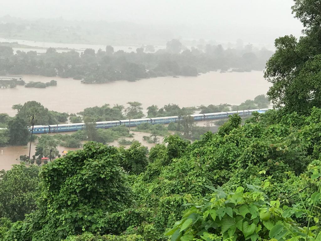 'लोक खूप घाबरले आहेत, लहान मुलांना भूक लागली आहे, आमच्या बोगीत एक छोटा साप ही आला आहे,' असंही अडकलेल्या प्रवाशांनी म्हटलं आहे. 'लोक खूप घाबरले आहेत, लहान मुलांना भूक लागली आहे, आमच्या बोगीत एक छोटा साप ही आला आहे,' असंही अडकलेल्या प्रवाशांनी म्हटलं आहे.