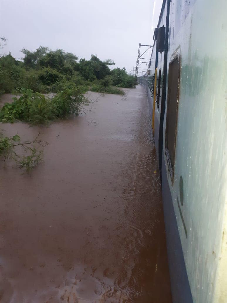 पाणी ट्रेन बोगीच्या खाली फक्त अर्धा फूट आहे, ते कधीही आत येऊ शकतं, असं अडकलेल्या प्रवाशांचं म्हणणं आहे. पाणी ट्रेन बोगीच्या खाली फक्त अर्धा फूट आहे, ते कधीही आत येऊ शकतं, असं अडकलेल्या प्रवाशांचं म्हणणं आहे.