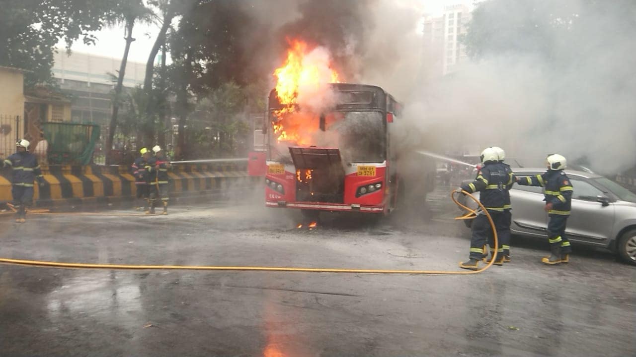 मुलुंड ते वरळी मार्गावर ही 27 क्रमांकाची बस धावते. ड्रायव्हरच्या केबिनमध्ये शॉर्ट सर्किट झालं आणि आग भडकली. यावेळी गाडीत मोजकेच प्रवासी असल्याने ते सर्व तातडीने बाहेर पडले. कुणालाही दुखापत झाली नाही. मुलुंड ते वरळी मार्गावर ही 27 क्रमांकाची बस धावते. ड्रायव्हरच्या केबिनमध्ये शॉर्ट सर्किट झालं आणि आग भडकली. यावेळी गाडीत मोजकेच प्रवासी असल्याने ते सर्व तातडीने बाहेर पडले. कुणालाही दुखापत झाली नाही.