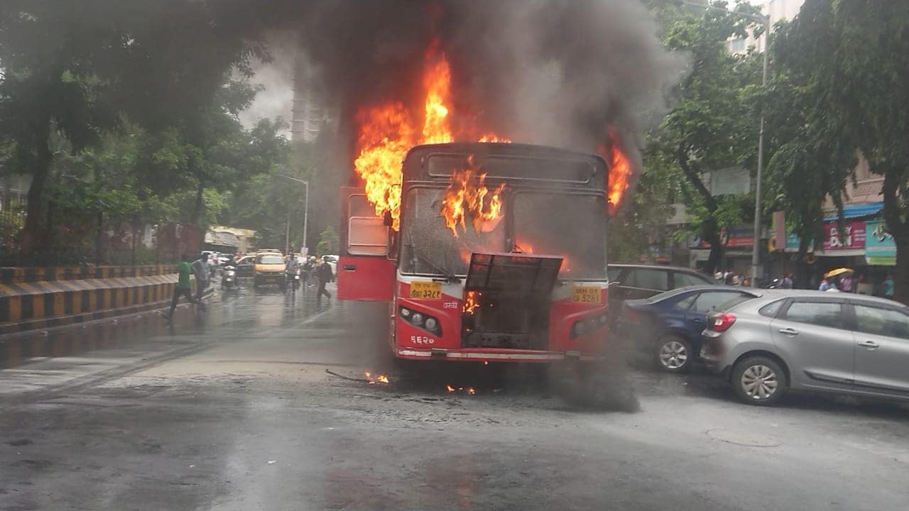बेस्टची ही बस CNGवरची होती. शॉर्ट सर्किटमुळे आग लागल्याचं काही प्रत्यक्षदर्शींनी सांगितलं. माटुंग्याच्या माहेश्वरी उद्यानाजवळ ही आग लागली होती. बेस्टची ही बस CNGवरची होती. शॉर्ट सर्किटमुळे आग लागल्याचं काही प्रत्यक्षदर्शींनी सांगितलं. माटुंग्याच्या माहेश्वरी उद्यानाजवळ ही आग लागली होती.