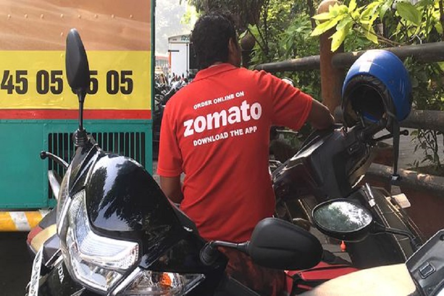 In this photo taken on December 24, 2018, an Indian delivery man working with the food delivery app Zomato sits on his bike in a business district in Mumbai. - A surge in the popularity of food-ordering apps like Uber Eats, Swiggy and Zomato provides a welcome source of income for many as India's unemployment rate sits reportedly at a staggering 45-year high. (Photo by Indranil MUKHERJEE / AFP) / To go with 'INDIA-ECONOMY-FOOD-TECHNOLOGY,FOCUS' by Vishal MANVE