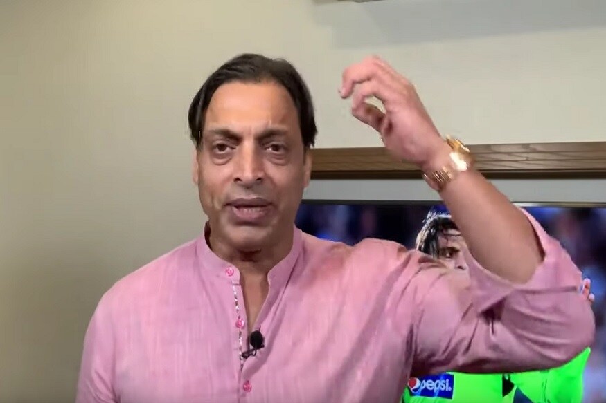 पाकचा माजी क्रिकेटपटू शोएब अख्तरने वर्ल्ड कपमधील कामगिरीनंतर हसन अलीला कठोर शब्दांत सल्ला दिला होता. हसन तू वाघा बॉर्डरवर उड्या मारू नको त्यापेक्षा जे काही दाखवायचं आहे ते मैदानावर दाखव असं शोएबनं म्हटलं आहे. पाकिस्तानसाठी हसन काहीच करत नाही. त्याच्याकडे ना वेग आहे ना स्विंग असा कसला गोलंदाज असंही शोएबने म्हटलं होतं. पाकचा माजी क्रिकेटपटू शोएब अख्तरने वर्ल्ड कपमधील कामगिरीनंतर हसन अलीला कठोर शब्दांत सल्ला दिला होता. हसन तू वाघा बॉर्डरवर उड्या मारू नको त्यापेक्षा जे काही दाखवायचं आहे ते मैदानावर दाखव असं शोएबनं म्हटलं आहे. पाकिस्तानसाठी हसन काहीच करत नाही. त्याच्याकडे ना वेग आहे ना स्विंग असा कसला गोलंदाज असंही शोएबने म्हटलं होतं.