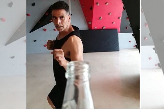 Bottle Cap Challenge- Akshay Kumar ने एकाच किकमध्ये उघडलं बाटलीचं झाकण, Video Viral