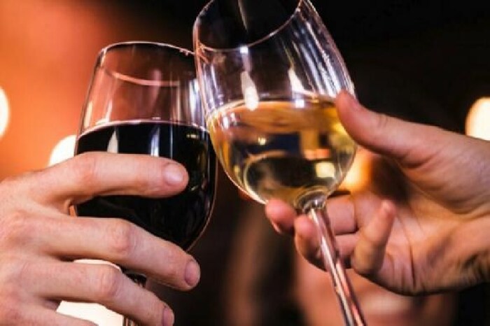 अल्कोहोलच्या सेवनानं शरीरातील कॅल्शियमचं प्रमाण कमी होतं. ज्यामुळे हाडांची झीज होते आणि परिणामी हाडांची दुखणी वाढतात. 