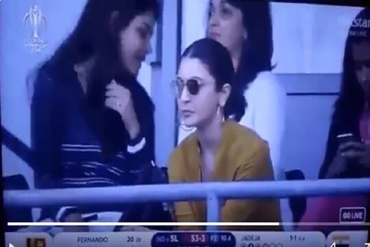 विराटच्या चौकारावर अनुष्काने विचारले, ‘फोर का सिग्नल क्या होता है...’, पाहा हा मजेशीर VIDEO
