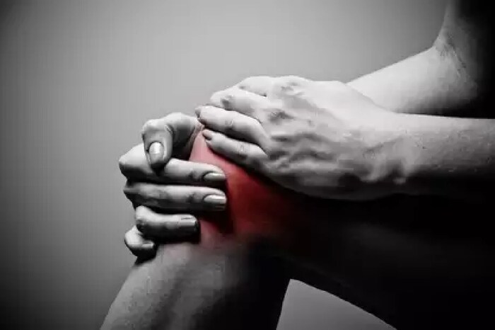 आजकाल खूप कमी वयात युवकांना हाडांच्या दुखण्याची समस्या दिसते. याच कारण आपण रोजच्या जीवनातील खाद्यपदार्थ. असे काही पदार्थ आहेत ज्यामुळे आपल्या शरीरातील कॅल्शिअम कमी होतो आणि आपली हाडं ठिसूळ होऊन त्यांची दुखणी वाढतात. जाणून घेऊयात कोणत्या पदार्थांमुळे होतं हाडांचं नुकसान...