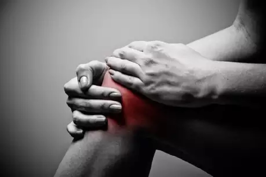 आजकाल खूप कमी वयात युवकांना हाडांच्या दुखण्याची समस्या दिसते. याच कारण आपण रोजच्या जीवनातील खाद्यपदार्थ. असे काही पदार्थ आहेत ज्यामुळे आपल्या शरीरातील कॅल्शिअम कमी होतो आणि आपली हाडं ठिसूळ होऊन त्यांची दुखणी वाढतात. जाणून घेऊयात कोणत्या पदार्थांमुळे होतं हाडांचं नुकसान...