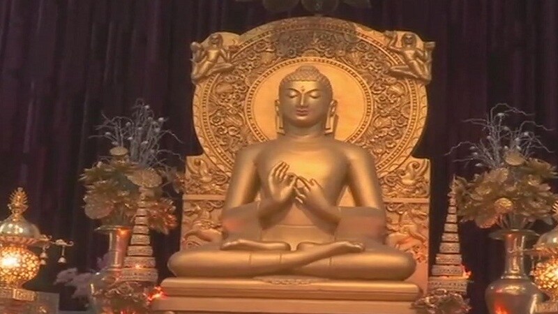 भूतकाळात अडकू नका, तसेच भविष्याची स्वप्न पाहू नका. वर्तमानावर लक्ष केंद्रीत करा.. हाच सुखाचा खरा मार्ग आहे. भूतकाळात अडकू नका, तसेच भविष्याची स्वप्न पाहू नका. वर्तमानावर लक्ष केंद्रीत करा.. हाच सुखाचा खरा मार्ग आहे.