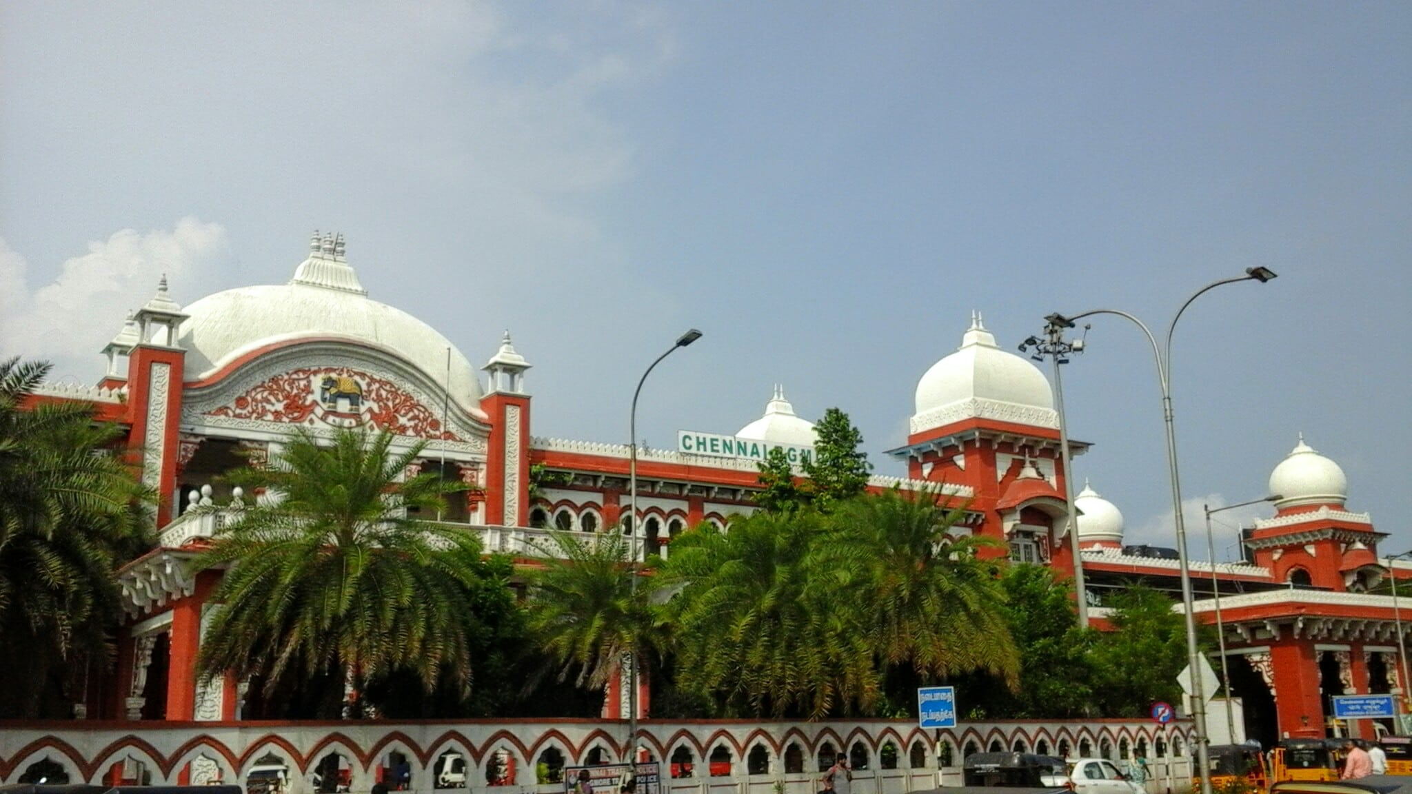 चेन्नई- पावसाळ्यात चेन्नईला फिरायला जाणं तुमच्यासाठी फारसा चांगला प्लॅन नसेल. या दिवसांत इथे पुरजन्य परिस्थिती निर्माण होते. रस्त्यांवर एवढं पाणी जमा होतं की एका ठिकाणाहून दुसऱ्या ठिकाणी जाणंही कठीण होतं. त्यामुळे तुम्ही जर चेन्नईचा प्लॅन करत असाल तर दुसऱ्यांदा नक्कीच विचार करा. चेन्नई- पावसाळ्यात चेन्नईला फिरायला जाणं तुमच्यासाठी फारसा चांगला प्लॅन नसेल. या दिवसांत इथे पुरजन्य परिस्थिती निर्माण होते. रस्त्यांवर एवढं पाणी जमा होतं की एका ठिकाणाहून दुसऱ्या ठिकाणी जाणंही कठीण होतं. त्यामुळे तुम्ही जर चेन्नईचा प्लॅन करत असाल तर दुसऱ्यांदा नक्कीच विचार करा.