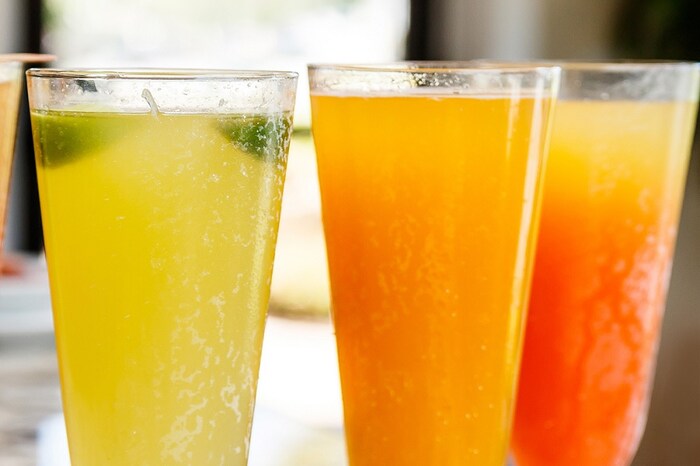 कोल्ड ड्रिंक्स मध्ये कार्बनडाय ऑक्साइड आणि फॉस्फरसचं प्रमाणं जास्त असतं. ज्यामुळे आपल्या हाडं ठिसूळ होतात. त्यामुळे कोल्ड ड्रिक्स पिणं शक्यतो टाळावं. 