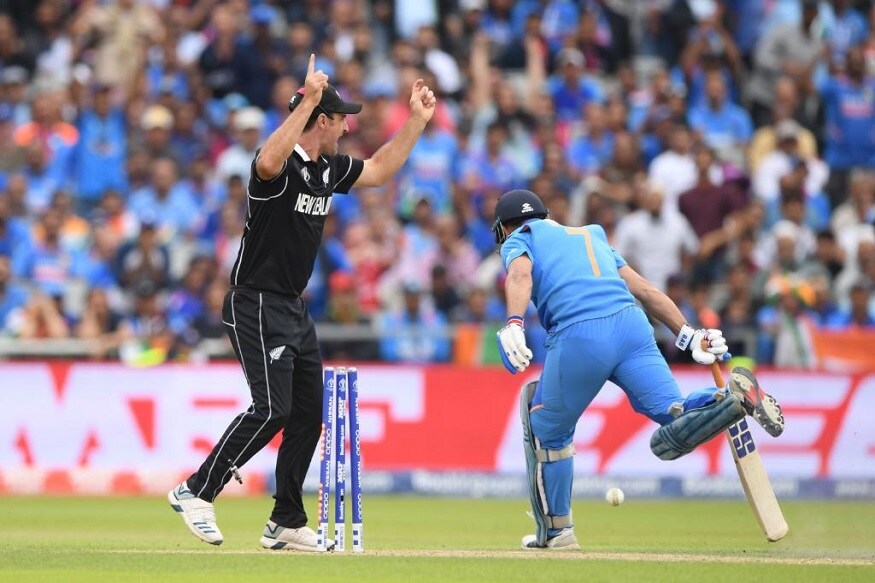 ICC Cricket World Cup च्या सेमीफायनलमध्ये न्यूझीलंडनं भारताला 18 धावांनी पराभूत केलं. न्यूझीलंडने प्रथम फलंदाजी करताना 239 धावा केल्या. त्यानंतर प्रत्युत्तरादाखल खेळताना भारताला 221 धावांपर्यंत मजल मारता आली. ICC Cricket World Cup च्या सेमीफायनलमध्ये न्यूझीलंडनं भारताला 18 धावांनी पराभूत केलं. न्यूझीलंडने प्रथम फलंदाजी करताना 239 धावा केल्या. त्यानंतर प्रत्युत्तरादाखल खेळताना भारताला 221 धावांपर्यंत मजल मारता आली.