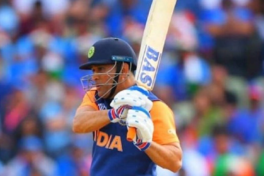 ICC Cricket World Cup मध्ये भारताला इंग्लंडविरुद्ध पराभव पत्करावा लागल्यानंतर महेंद्रसिंग धोनीवर पुन्हा एकदा माजी क्रिकेटपटूंनी टीका केली आहे. भारतासमोर 338 धावांचं आव्हान होतं. भारताला 5 बाद 306 धावांपर्यंत मजल मारता आली. धोनी 42 धावांवर तर केदार जाधव 12 धावांवर नाबाद राहिले. भारताच्या फलंदाजीवर माजी कर्णधार सौरभ गांगुलीने प्रश्न उपस्थित केले. ICC Cricket World Cup मध्ये भारताला इंग्लंडविरुद्ध पराभव पत्करावा लागल्यानंतर महेंद्रसिंग धोनीवर पुन्हा एकदा माजी क्रिकेटपटूंनी टीका केली आहे. भारतासमोर 338 धावांचं आव्हान होतं. भारताला 5 बाद 306 धावांपर्यंत मजल मारता आली. धोनी 42 धावांवर तर केदार जाधव 12 धावांवर नाबाद राहिले. भारताच्या फलंदाजीवर माजी कर्णधार सौरभ गांगुलीने प्रश्न उपस्थित केले.