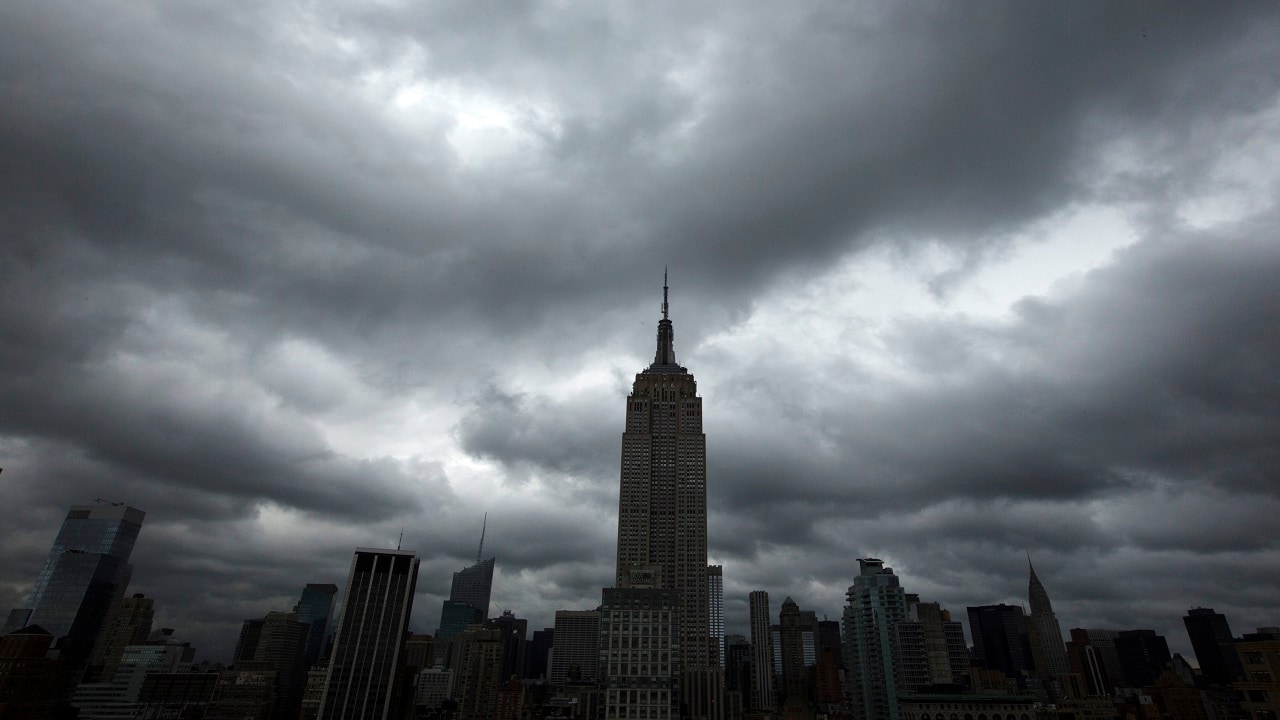 नंबर 7 - Midtown South-Manhattan - न्यूयाॅर्कमध्ये असलेलं हे ठिकाण जगातलं सर्वात मोठं व्यावसायिक केंद्र आहे. इथे एम्पायर स्टेट बिल्डिंग, ब्राॅडवे, ग्रँड सेंट्रल टर्मिनल आणि युनायटेड सेंटरचं मुख्य ऑफिस आहे. इथल्या जागेची किंमत 11611.71 प्रति चौरस फुट आहे. (Image Source: Reuters) नंबर 7 - Midtown South-Manhattan - न्यूयाॅर्कमध्ये असलेलं हे ठिकाण जगातलं सर्वात मोठं व्यावसायिक केंद्र आहे. इथे एम्पायर स्टेट बिल्डिंग, ब्राॅडवे, ग्रँड सेंट्रल टर्मिनल आणि युनायटेड सेंटरचं मुख्य ऑफिस आहे. इथल्या जागेची किंमत 11611.71 प्रति चौरस फुट आहे. (Image Source: Reuters)