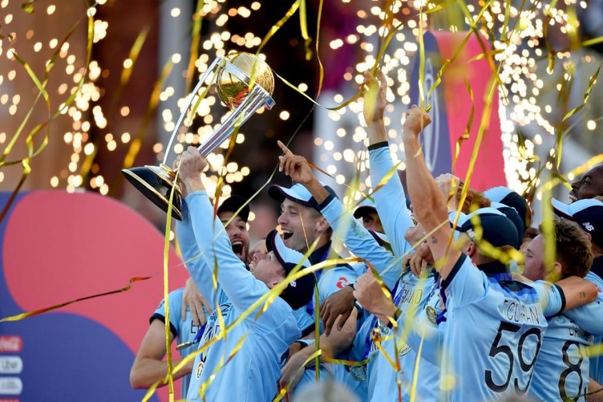 ICC Cricket World Cup चा अंतिम सामना होऊन आठवडा उलटला तरी त्याची चर्चा काही थांबत नसल्याचं दिसत आहेत. इंग्लंड आणि न्यूझीलंड यांच्यातील सामन्यात सुपर ओव्हरपर्यंत थरार रंगला. यात सुपर ओव्हरमध्येसुद्धा सामना टाय झाल्यानं अखेर चौकार षटकारांच्या संख्येवर इंग्लंडला विजयी घोषित करण्यात आलं आहे. ICC Cricket World Cup चा अंतिम सामना होऊन आठवडा उलटला तरी त्याची चर्चा काही थांबत नसल्याचं दिसत आहेत. इंग्लंड आणि न्यूझीलंड यांच्यातील सामन्यात सुपर ओव्हरपर्यंत थरार रंगला. यात सुपर ओव्हरमध्येसुद्धा सामना टाय झाल्यानं अखेर चौकार षटकारांच्या संख्येवर इंग्लंडला विजयी घोषित करण्यात आलं आहे.