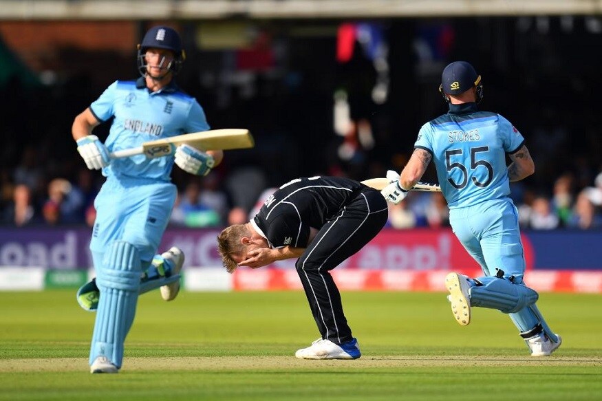 ICC Cricket World Cup मध्ये अंतिम सामन्यात इंग्लंडने सुपर ओव्हरमध्ये विजय मिळवला. न्यूझीलंड आणि इंग्लंडचा सामना 50 षटकांत आणि त्यानंतर सुपर ओव्हरमध्येही टाय झाला. अखेर सुपर ओव्हरच्या नियमानुसार इंग्लंडला विजेता घोषित करण्यात आलं. यावर आयसीसीला जगभरातील दिग्गजांनी धारेवर धरलं आहे. ICC Cricket World Cup मध्ये अंतिम सामन्यात इंग्लंडने सुपर ओव्हरमध्ये विजय मिळवला. न्यूझीलंड आणि इंग्लंडचा सामना 50 षटकांत आणि त्यानंतर सुपर ओव्हरमध्येही टाय झाला. अखेर सुपर ओव्हरच्या नियमानुसार इंग्लंडला विजेता घोषित करण्यात आलं. यावर आयसीसीला जगभरातील दिग्गजांनी धारेवर धरलं आहे.