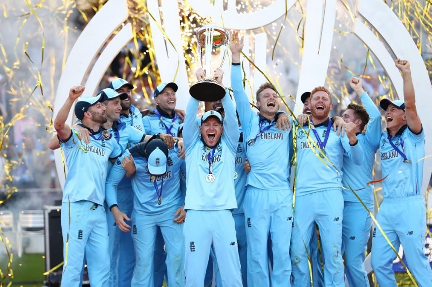 ICC Cricket World Cupमध्ये यजमानपद भुषवलेल्या इंग्लंडनं पहिल्यांदा वर्ल्ड चॅम्पियन होण्याचा मान मिळवला. अगदी अटीतटीच्या या सामन्यात इंग्लंडनं आयसीसीच्या वादग्रस्त नियमांमुळं विजय मिळवला. मात्र, या खेळाडूंपेक्षाही सध्या चर्चा होत आहे ती या खेळाडूंच्या पत्नींची. ICC Cricket World Cupमध्ये यजमानपद भुषवलेल्या इंग्लंडनं पहिल्यांदा वर्ल्ड चॅम्पियन होण्याचा मान मिळवला. अगदी अटीतटीच्या या सामन्यात इंग्लंडनं आयसीसीच्या वादग्रस्त नियमांमुळं विजय मिळवला. मात्र, या खेळाडूंपेक्षाही सध्या चर्चा होत आहे ती या खेळाडूंच्या पत्नींची.