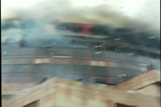 VIDEO: आरोग्य विभागाच्या इमारतीत भीषण आग, 60 जण अडकल्याची भीती