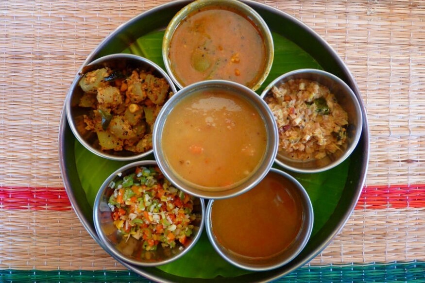 जेवणाची वेळ निश्चित करा- शरीराला काही चांगल्या सवयी लावणं आवश्यक आहे. या चांगल्या सवयींमुळेच मन आणि बुद्धी सक्रिय राहण्यास मदत होते आणि नवीन सकारात्मक विचार मनात येतात. या सर्वांसाठी दोन वेळचं जेवण योग्य वेळी होणं गरजेचं आहे. नाश्ता आणि दुपारचं जेवण याच्यात किमान चार तासांचं अंतर असणं आवश्यक आहे. सध्याच्या धकाधुकीच्या जीवनात एक वेळ पाळणं कठीण असलं तरी शक्यतो ठरलेल्या वेळेच्या आसपास जेवण्याचा प्रयत्न करा. तसेच भरपूर पाणी पीत रहा. जेवणाची वेळ निश्चित करा- शरीराला काही चांगल्या सवयी लावणं आवश्यक आहे. या चांगल्या सवयींमुळेच मन आणि बुद्धी सक्रिय राहण्यास मदत होते आणि नवीन सकारात्मक विचार मनात येतात. या सर्वांसाठी दोन वेळचं जेवण योग्य वेळी होणं गरजेचं आहे. नाश्ता आणि दुपारचं जेवण याच्यात किमान चार तासांचं अंतर असणं आवश्यक आहे. सध्याच्या धकाधुकीच्या जीवनात एक वेळ पाळणं कठीण असलं तरी शक्यतो ठरलेल्या वेळेच्या आसपास जेवण्याचा प्रयत्न करा. तसेच भरपूर पाणी पीत रहा.