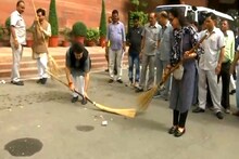 VIDEO : हेमा मालिनींनी लोकसभेच्या आवारात घेतला झाडू हाती!