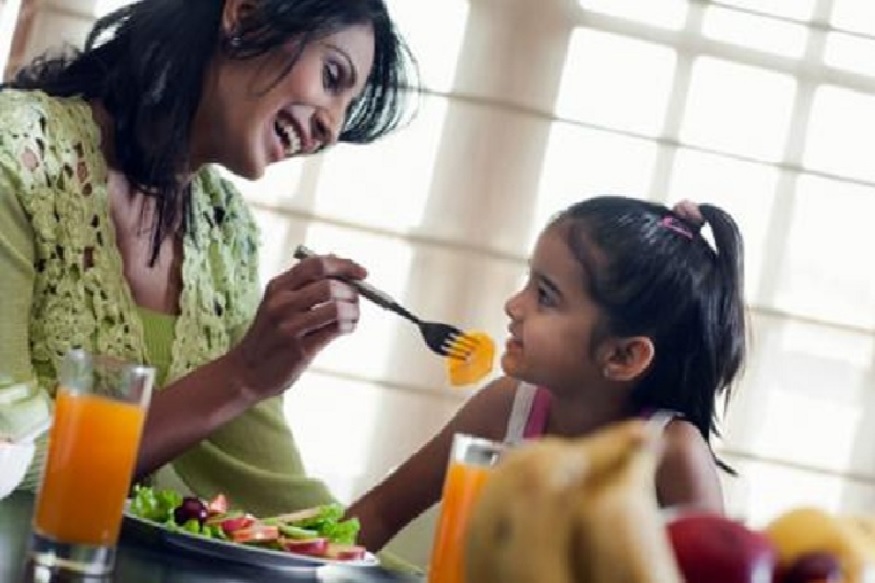 हिरव्या भाज्या आणि मोड आलेलं धान्य मुलांना अजिबात आवडत नाही. पण मुलांच्या निरोगी आरोग्यासाठी हेल्थी फुड फार गरजेचं आहे. त्यामुळे मुलांच्या आहारात कोणते पदार्थ असले पाहिजेत याकडे लक्ष देणं महत्त्वाचं असतं. 