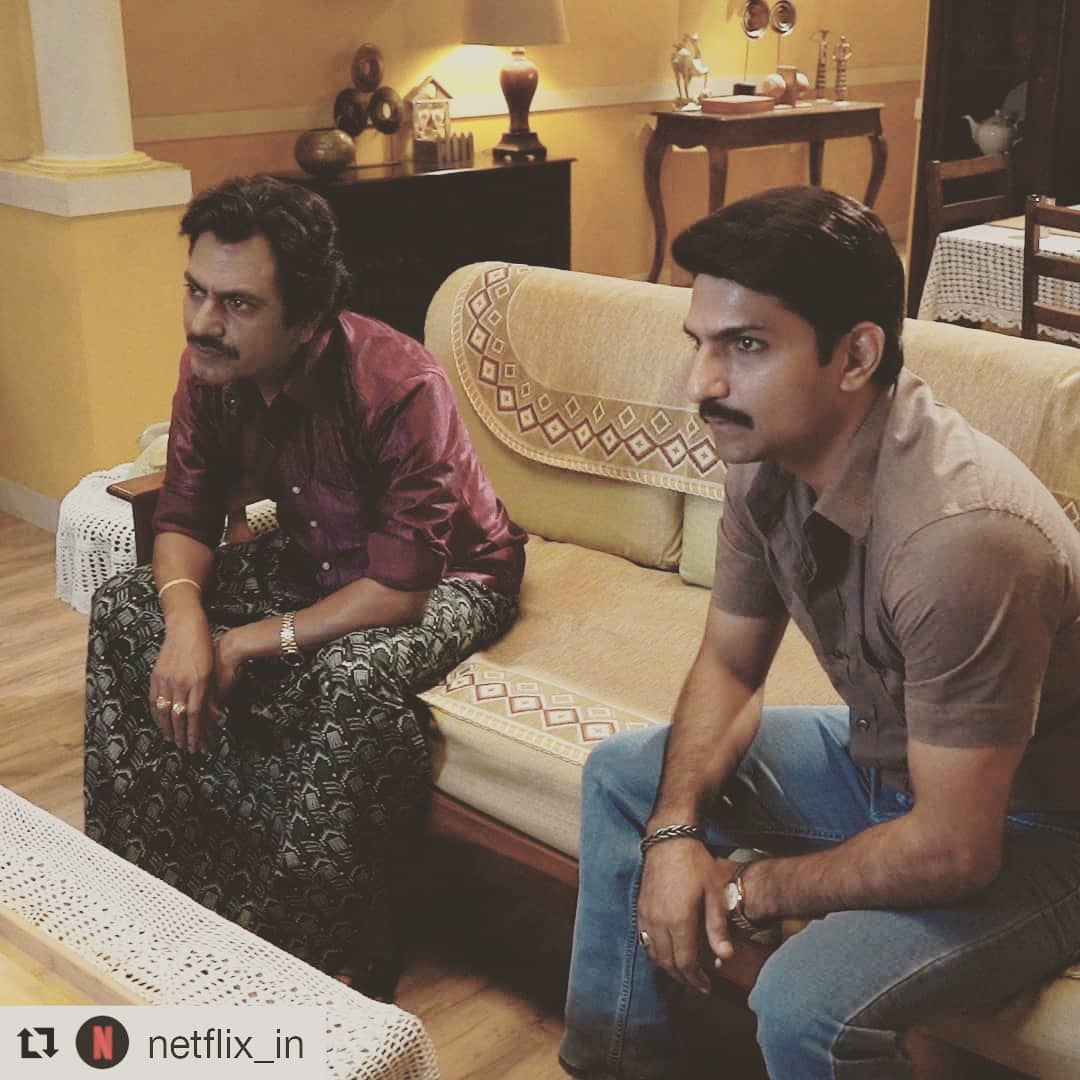 मुळचा दिल्लीचा जतिन सरना याच्या कुटुंबावर फार कर्ज होतं. तो एका संयुक्त कुटूंबात राहत होता. दिल्लीतच त्याचं शालेय शिक्षण झालं. मात्र तो नववीत असताना नापास झाला होता. त्यामुळे १० वीची परीक्षा त्याने बाहेरून दिली. ११ वीत तो पुन्हा नापास झाला. १२ वीत तो कसा बसा पास झाला. मुळचा दिल्लीचा जतिन सरना याच्या कुटुंबावर फार कर्ज होतं. तो एका संयुक्त कुटूंबात राहत होता. दिल्लीतच त्याचं शालेय शिक्षण झालं. मात्र तो नववीत असताना नापास झाला होता. त्यामुळे १० वीची परीक्षा त्याने बाहेरून दिली. ११ वीत तो पुन्हा नापास झाला. १२ वीत तो कसा बसा पास झाला.