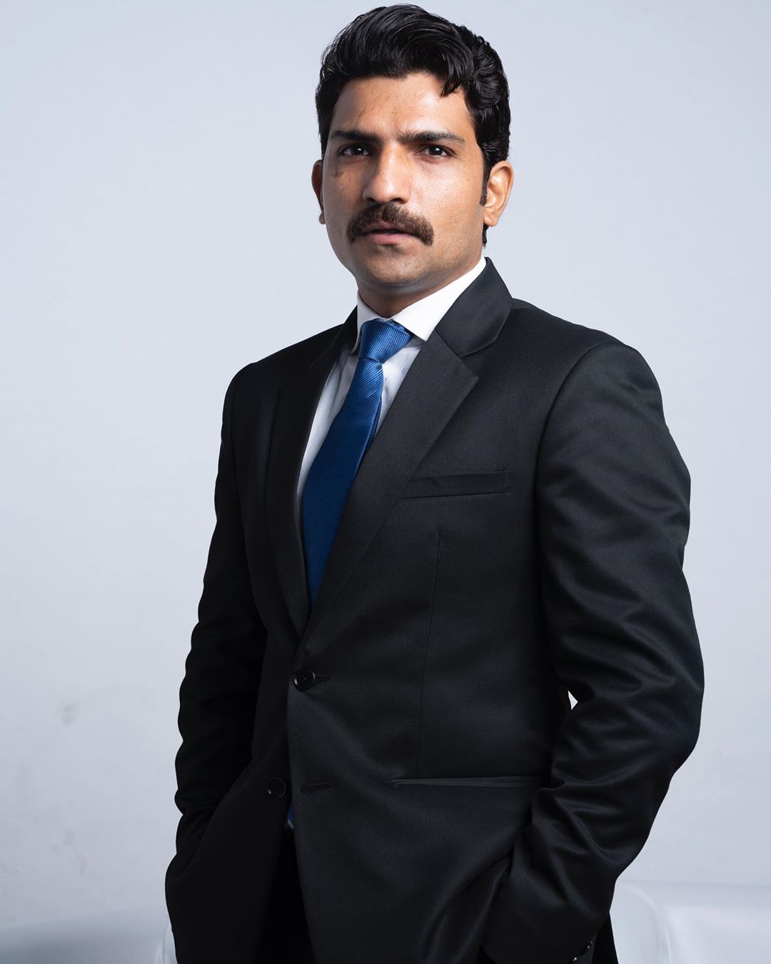 यासाठी घरातल्यांनीही त्याला संमती दिली. घरून 5 हजार रुपये घेऊन जतिन 2004 मध्ये मुंबईत आला. पण अभिनयाचं शिक्षण घेतलेले नसल्यामुळे त्याच्या वाट्याला फार स्ट्रगल आलं. यासाठी घरातल्यांनीही त्याला संमती दिली. घरून 5 हजार रुपये घेऊन जतिन 2004 मध्ये मुंबईत आला. पण अभिनयाचं शिक्षण घेतलेले नसल्यामुळे त्याच्या वाट्याला फार स्ट्रगल आलं.