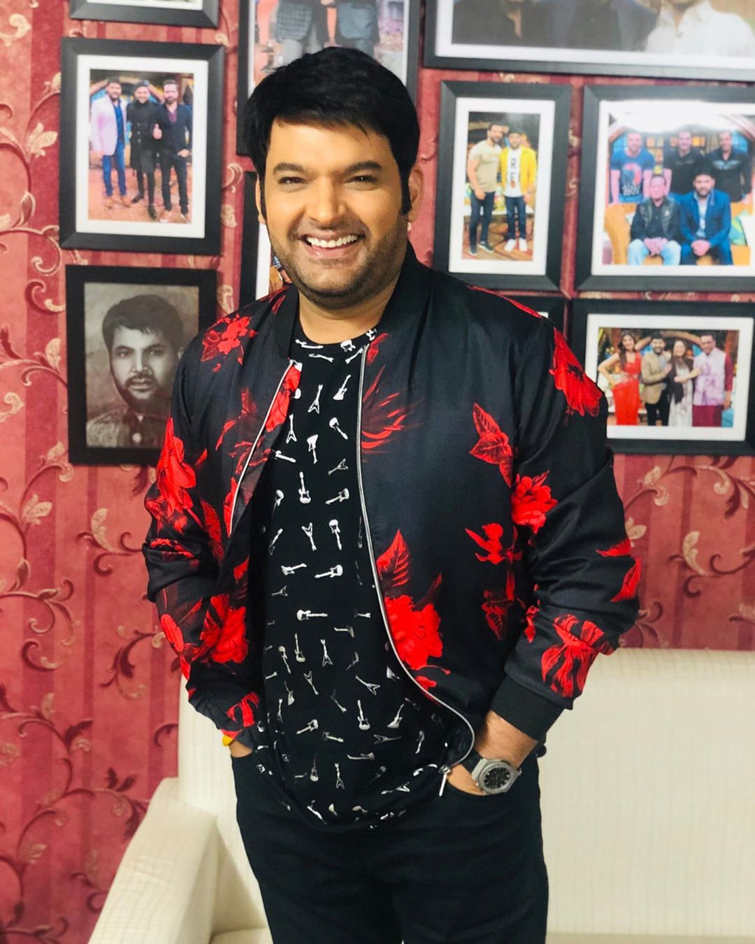 चौथ्या मजल्यावरील या घराचा नंबर 333 असून टीव्हीचा विनोदवीर कपिल शर्माचं हे घर असल्याचं म्हटलं जात आहे. चौथ्या मजल्यावरील या घराचा नंबर 333 असून टीव्हीचा विनोदवीर कपिल शर्माचं हे घर असल्याचं म्हटलं जात आहे.